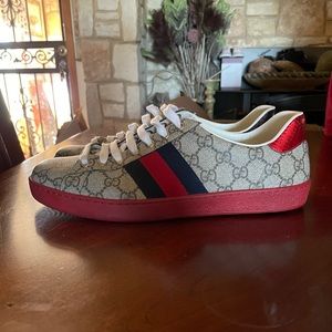 New without box but has the individual bags for shoes new never worn Gucci ace g